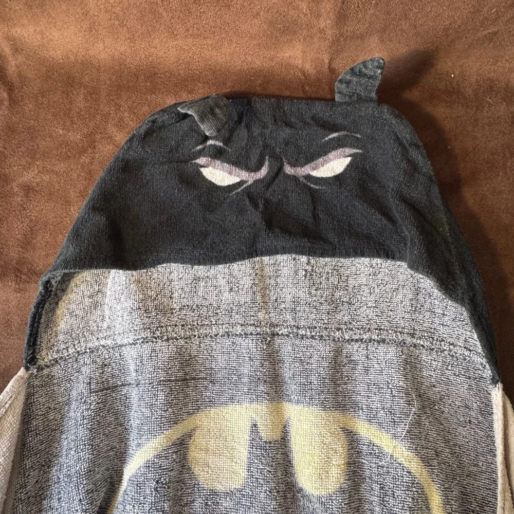 Kids‎ Batman Hooded Towel Cape Robe Bat Symbol Gray Yellow 45 x 23 inches worn